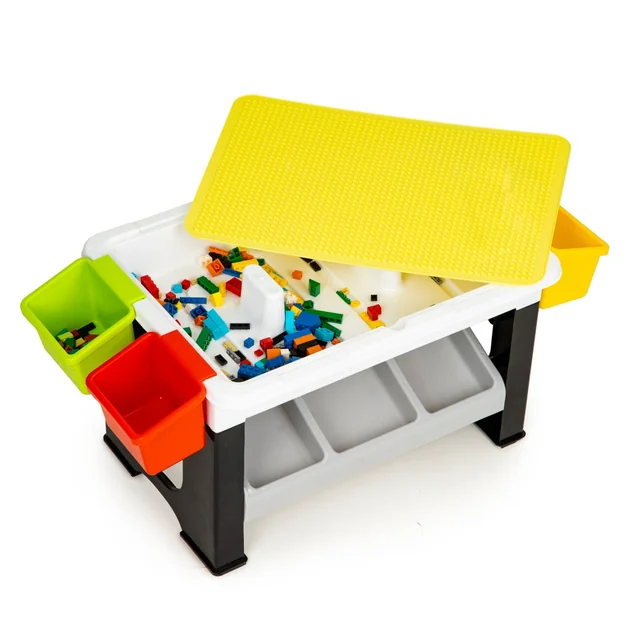 Asztal, ahol kockákkal lehet játszani a gyerekeknek