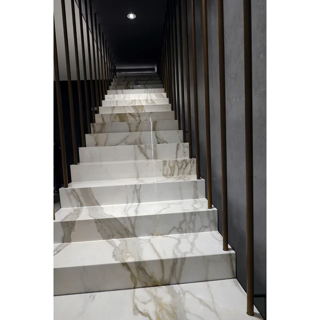 Baldosa escalera GOLD MARBLE 120x30 satinado mate CALACATTA GOLD