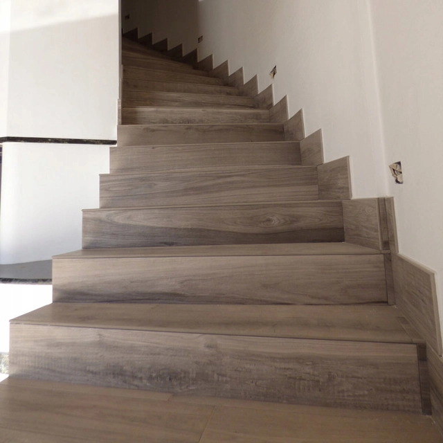 Baldosas símil madera para escaleras 120x30 ranuras BOARD