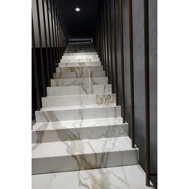 Carrelage escalier GOLD MARBRE 120x30 satiné mat CALACATTA GOLD