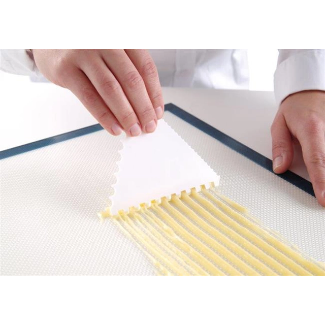 Confectionery scraper triangular comb narrow spacing