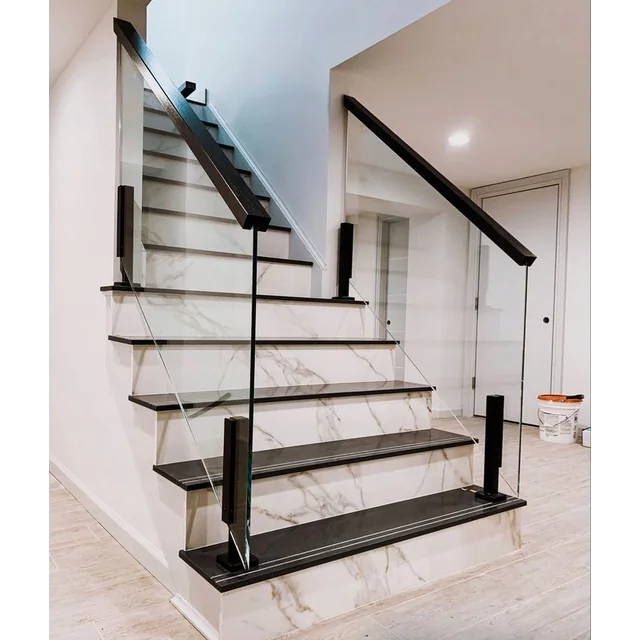 Czarne gładkie płytki na schody 100x30 + biały podstopień - WYSOKI POŁYSK
