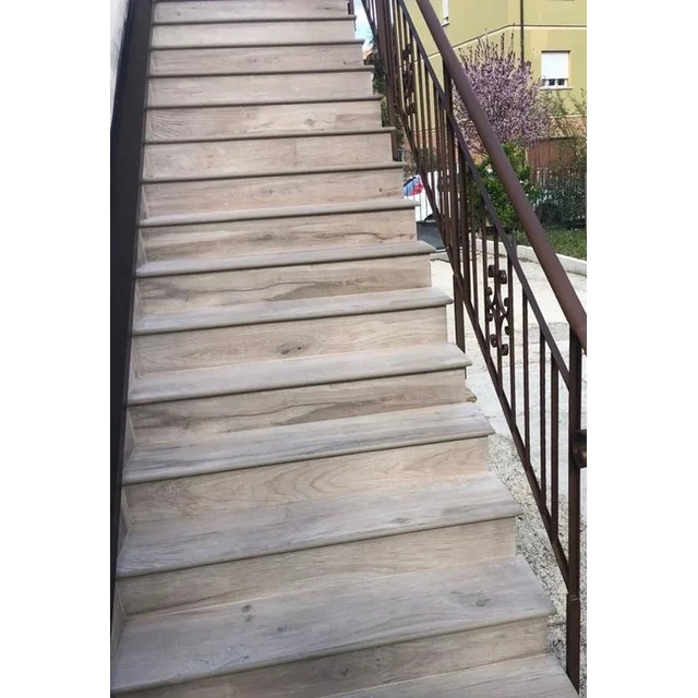 Dlaždice podobné dřevu na schody 120x30 OUTDOOR