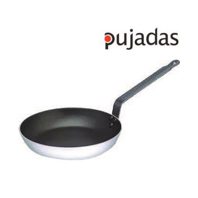 Frying pan made of aluminum coated with a layer that prevents food from sticking. 20 cm 128.020