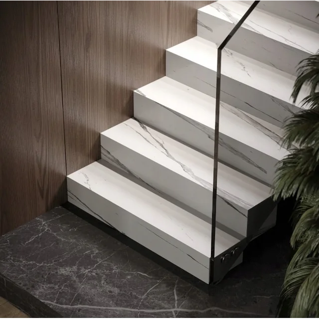 Hvide marmorlignende fliser til trapper med grå VEIN 100x30 mat NYHED