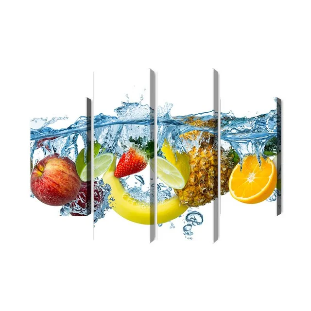 Image en plusieurs morceaux de fruits frais dans l'eau