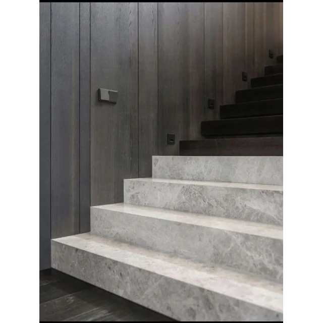 Jasne półmatowe szare płytki na schody 100x30 ŻYŁKI - komplet schodowy