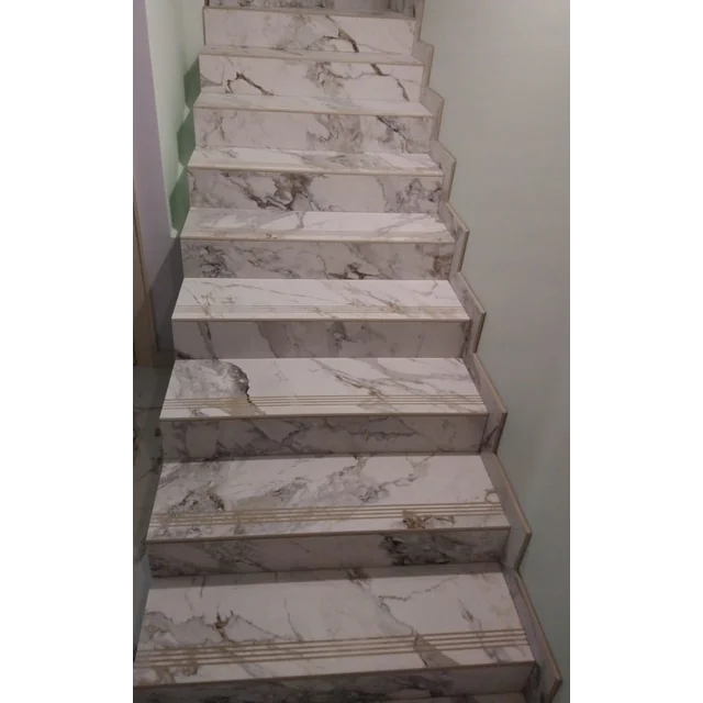 Marmorlignende skinnende fliser til trapper GULDEN ÅRE 100x30 HØJGLANS