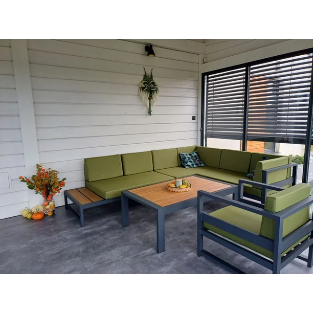 Muebles esquineros de aluminio para la terraza del jardín de invierno.