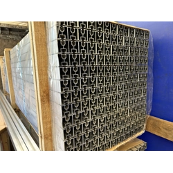 Alumínium profil 4,40 PV (fotovoltaikus panelek) szerelőelemek szerelőmérője 40x40x4400