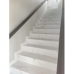 Baldosas tipo mármol blanco para escaleras con VEIN 120x30 mate, ¡antideslizante!