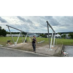 Carport Solar Carport 3x12 ar 36 saules moduļiem 5 transportlīdzeklim ar iespēju uzstādīt fotoelektrisko sistēmu.