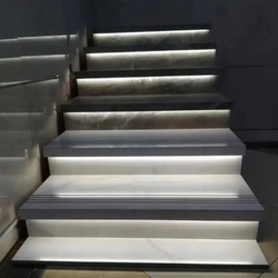 Carrelage d'escalier avec rétroéclairage goutte à goutte 120x30