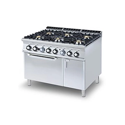 Cucina a gas con forno elettrico.