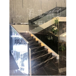 Escaleras de mármol negro, azulejos pulidos 100x30