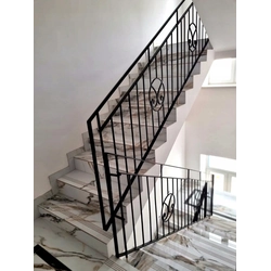 Escaleras fabricadas en gres de mármol HIGH POLISH 100x30 Calacata