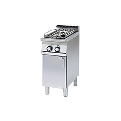 Gas cooker with a cupboard