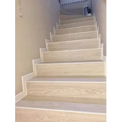 Helle holzähnliche Treppenfliesen 100x30 creme / beige Holz auf der Treppe