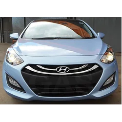 Hyundai I30 - Regolazione delle strisce cromate della griglia del paraurti fittizio cromato