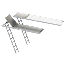 Plataforma de aluminio con trampilla y escalera.