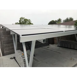 PV-carport op zonne-energie met 24 zonnepanelen voor 3 voertuig, met de mogelijkheid om het fotovoltaïsche systeem te installeren.